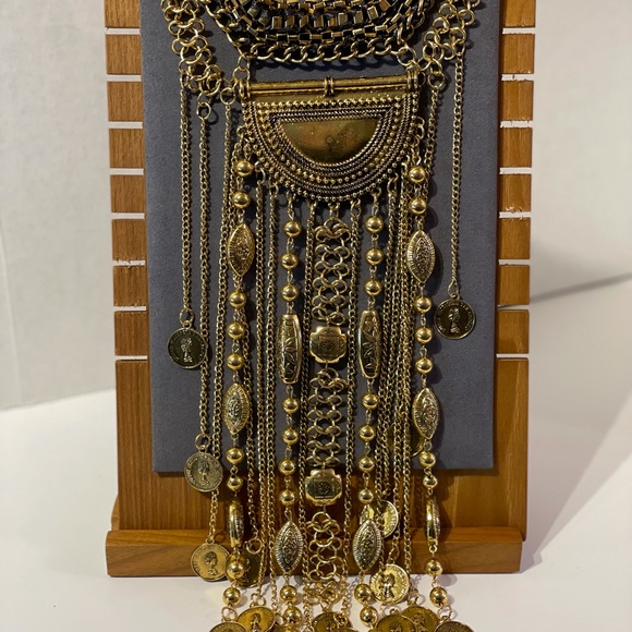 Large gold colored statement necklace - Picture 2 of 3